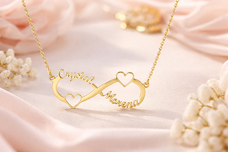 Banner - Namnhalsband med infinity symbol och hjärtan i guld