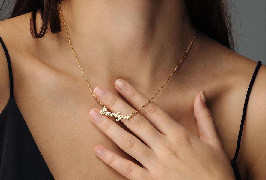 Närbild på kvinna som bär skräddarsytt namnhalsband i valfri stil och storlek